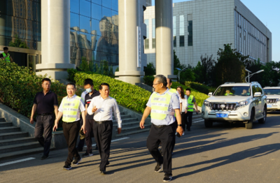 劉國鋒、王仲田看望慰問鐵塔公司應急供電保障人員，現場關注電瓶電力恢復儀應用成效